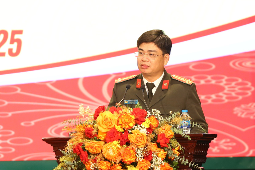 Thượng tá Trần Văn Quang, Trưởng phòng Tổ chức cán bộ công bố Quyết định của Giám đốc CATP về công tác điều động, bổ nhiệm 5 Trưởng phòng...