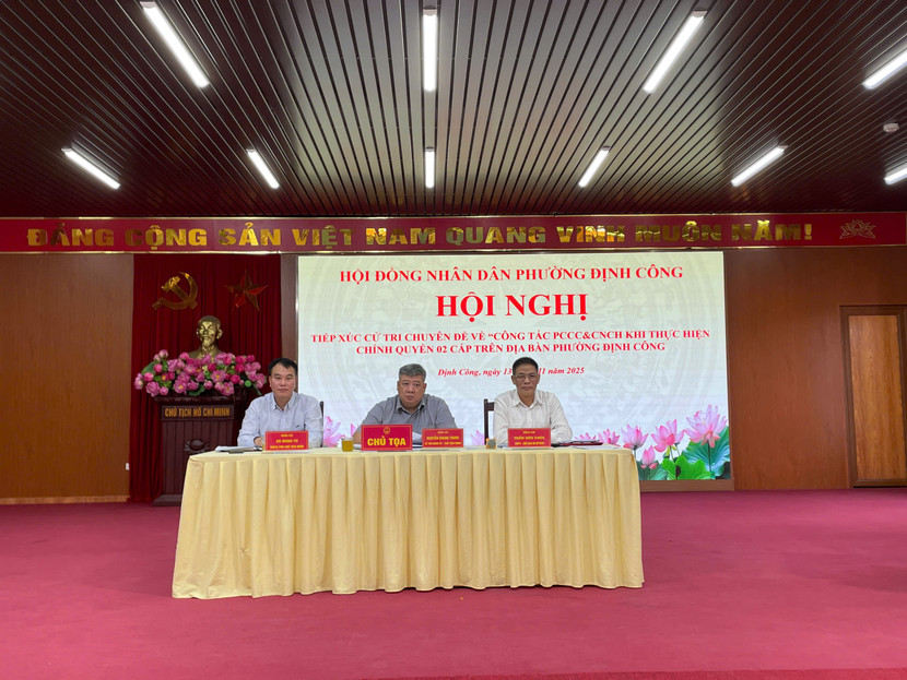 Các lãnh đạo phường Định Công chủ trì Hội nghị