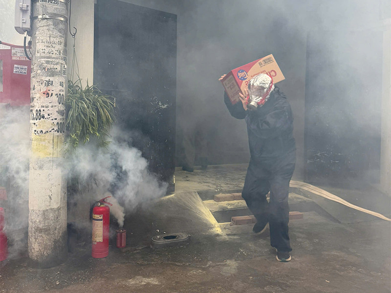 Hình ảnh đám cháy mới phát sinh và các lực lượng tại chỗ tham gia xử lý tình huống ban đầu