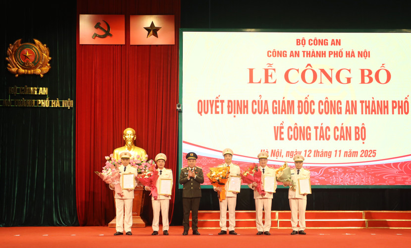 Trung tướng Nguyễn Thanh Tùng - Ủy viên Ban Thường vụ Thành ủy, Bí thư Đảng ủy, Giám đốc CATP Hà Nội chúc mừng 5 đồng chí Trưởng các phòng thuộc CATP