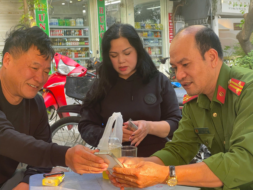 Công an phường Tây Hồ đã bằng mọi cách tạo điều kiện thuận lợi nhất, hỗ trợ người dân thực hiện cập nhật dữ liệu GPLX và đăng ký xe