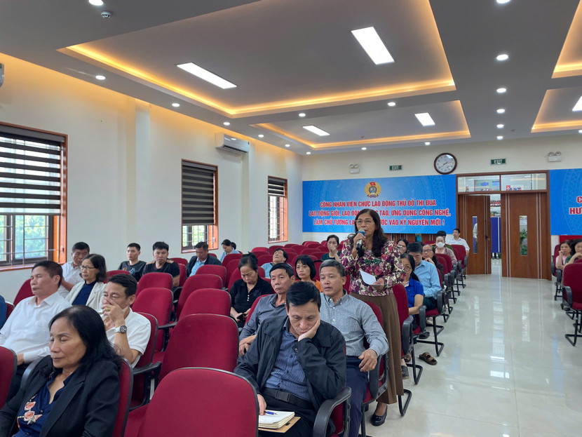 Bà Cung Thị Thúy – Bí thư Chi bộ 63, 64 nêu thắc mắc