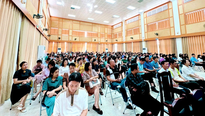 Trên 300 cán bộ cơ sở giáo dục công lập huyện Thanh Trì rèn luyện kỹ năng thoát nạn, chữa cháy