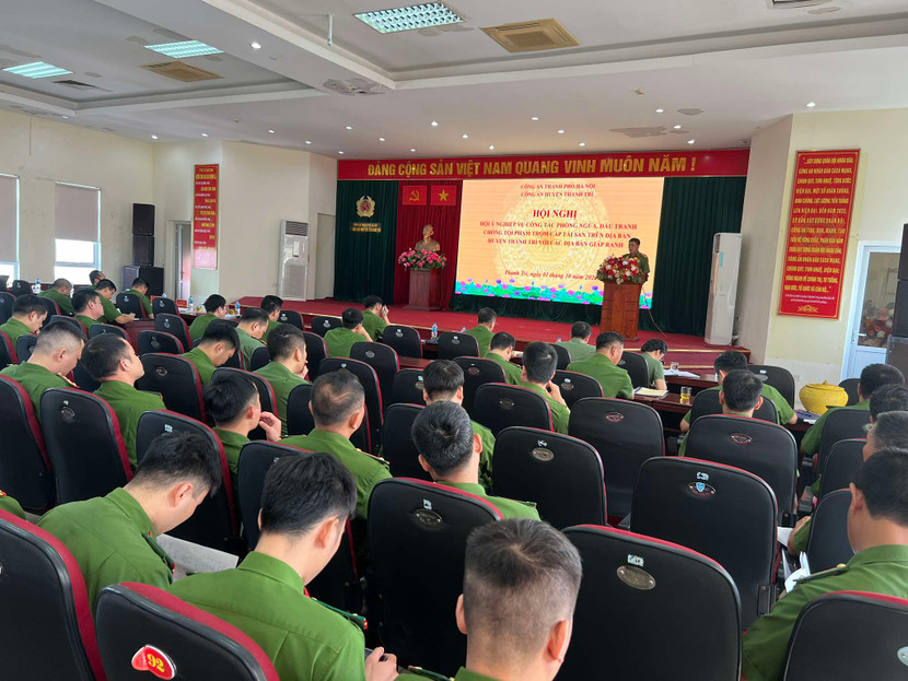 Thượng tá Nguyễn Thái Long, Phó trưởng CAH Thanh Trì phát biểu tại hội nghị