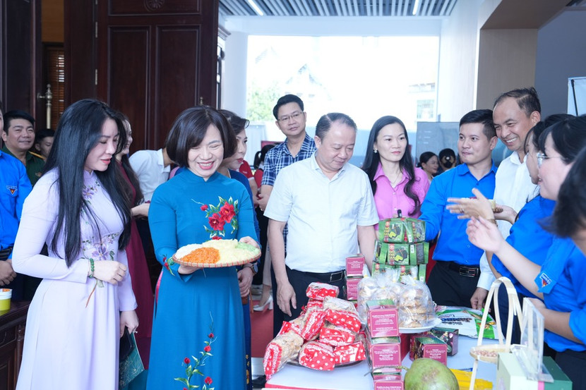 Lãnh đạo quận Tây Hồ tham quan các gian mô hình chuyển đổi số