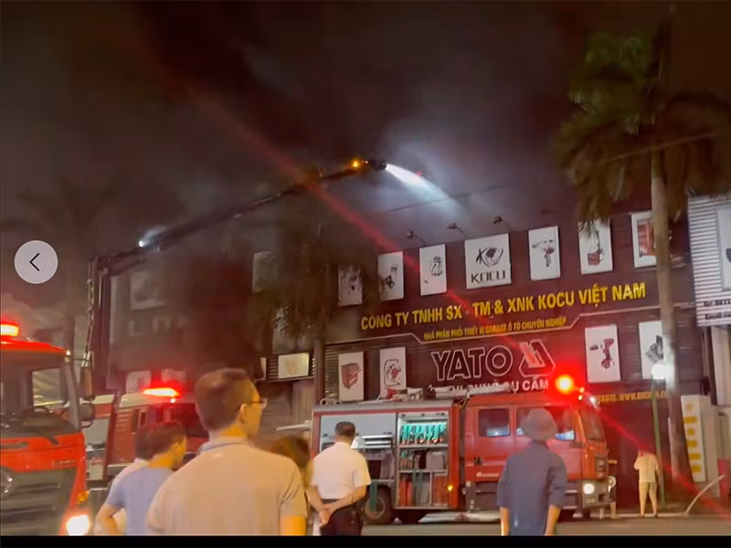 Cảnh sát PCCC và CNCH điều động xe chữa cháy cần vươn dập tắt đám cháy Cảnh sát PCCC và CNCH điều động xe chữa cháy cần vươn dập tắt đám cháy