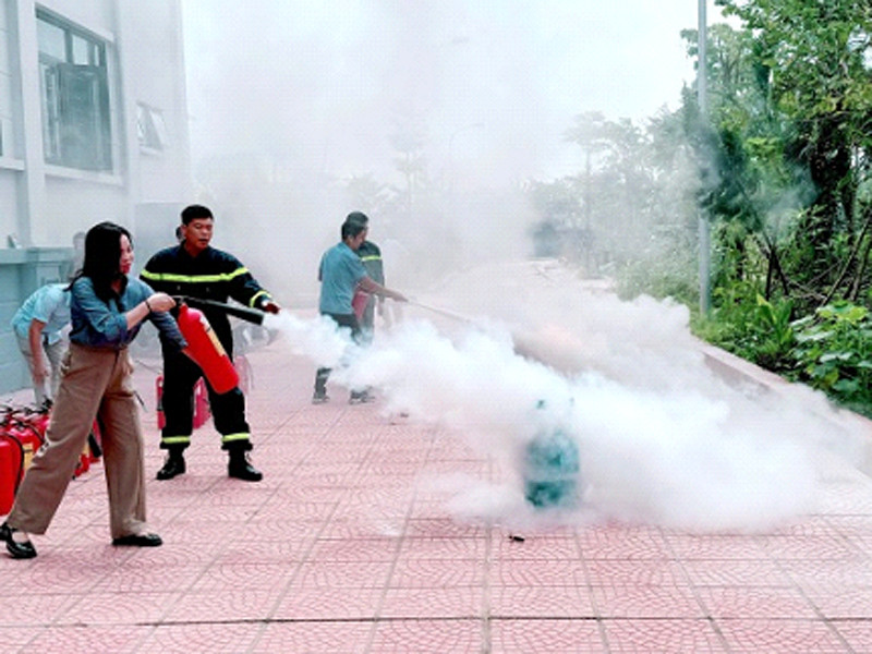 Các học viên thực hành sử dụng bình chữa cháy xách tay