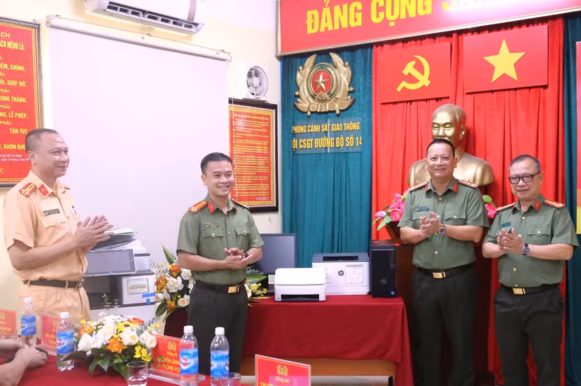 Đại tá Phạm Thanh Hùng - Phó Giám đốc CATP cùng đại diện chỉ huy các đơn vị trao và tiếp nhận trang thiết bị tin học, thiết bị văn phòng