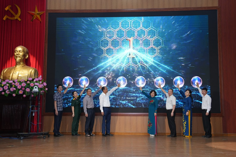 Lãnh đạo quận Tây Hồ và một số phường trên địa bàn thực hiện nghi thức phát động chiến dịch ra quân hưởng ứng Ngày chuyển đổi số Quốc gia năm 2024