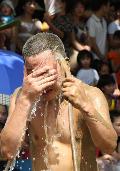 Những chàng trai chưa vợ đóng khố ôm cầu chạy dưới bùn ảnh 14