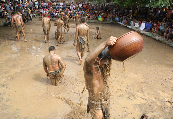 Những chàng trai chưa vợ đóng khố ôm cầu chạy dưới bùn ảnh 13