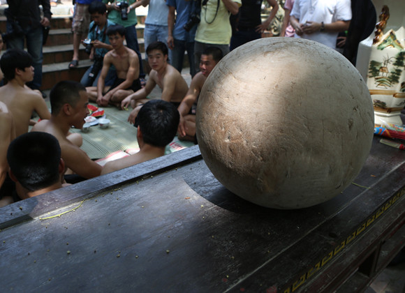 Những chàng trai chưa vợ đóng khố ôm cầu chạy dưới bùn ảnh 4