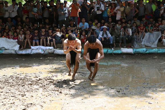 Những chàng trai chưa vợ đóng khố ôm cầu chạy dưới bùn ảnh 6