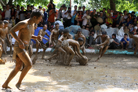 Những chàng trai chưa vợ đóng khố ôm cầu chạy dưới bùn ảnh 10