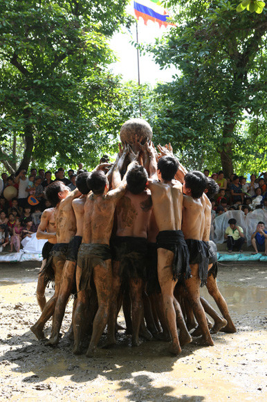 Những chàng trai chưa vợ đóng khố ôm cầu chạy dưới bùn ảnh 9