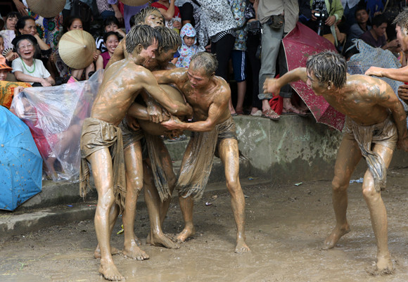 Những chàng trai chưa vợ đóng khố ôm cầu chạy dưới bùn ảnh 8