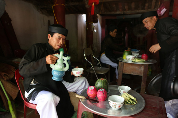 Những chàng trai chưa vợ đóng khố ôm cầu chạy dưới bùn ảnh 1