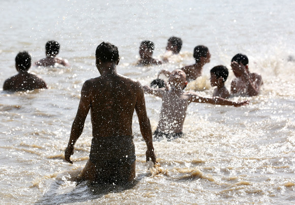 Những chàng trai chưa vợ đóng khố ôm cầu chạy dưới bùn ảnh 15