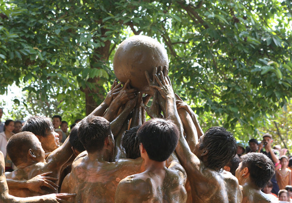 Những chàng trai chưa vợ đóng khố ôm cầu chạy dưới bùn ảnh 12