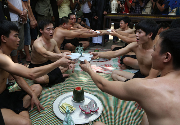 Những chàng trai chưa vợ đóng khố ôm cầu chạy dưới bùn ảnh 3