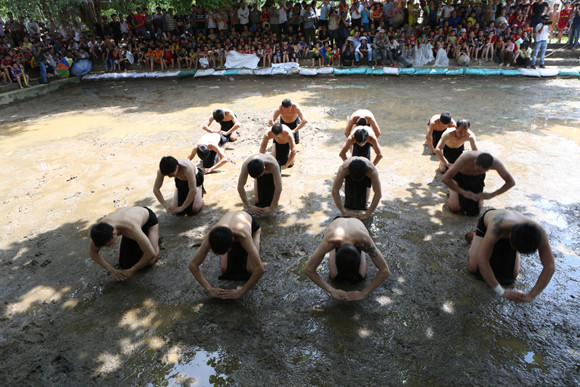 Những chàng trai chưa vợ đóng khố ôm cầu chạy dưới bùn ảnh 5
