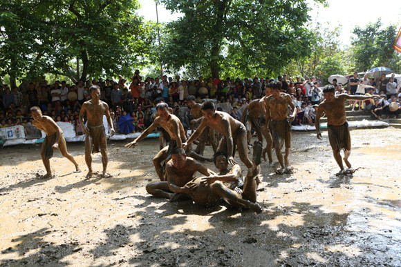 Những chàng trai chưa vợ đóng khố ôm cầu chạy dưới bùn ảnh 11