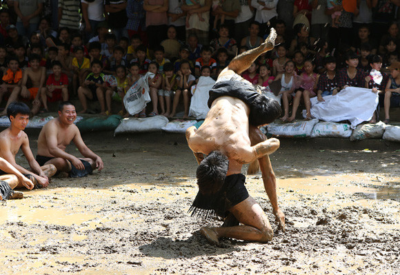 Những chàng trai chưa vợ đóng khố ôm cầu chạy dưới bùn ảnh 7