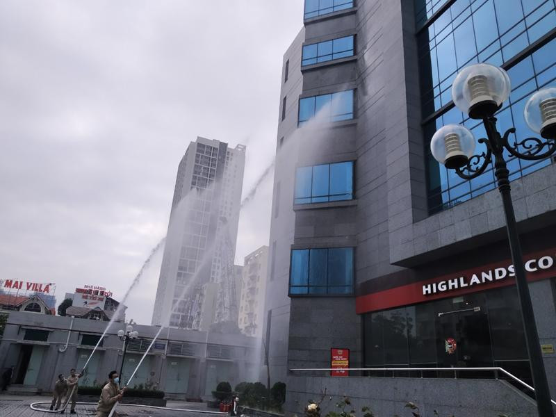 Khi phát hiện cháy lực lượng tại chỗ triển khai đội hình chữa cháy hướng dẫn thoát nạn Khi phát hiện cháy lực lượng tại chỗ triển khai đội hình chữa cháy hướng dẫn thoát nạn