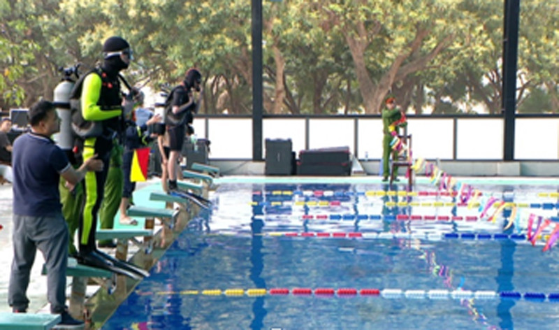 Các Đội thi tham gia tranh tài môn thi Bơi cứu nạn cứu hộ ngay trong chiều ngày 26-3 tại bể bơi Học viện Hậu cần (Long Biên, Hà Nội).