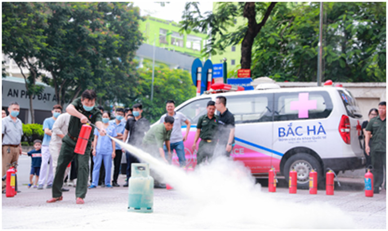 Cảnh sát PCCC và CNCH tổ địa bàn Long Biên hướng dẫn thực hành sử dụng bình chữa cháy xách tay dập tắt đám cháy