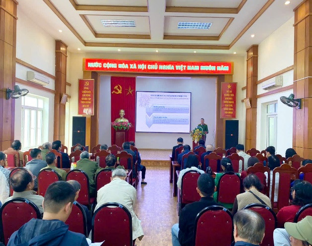 Cán bộ Cảnh sát PCCC hướng dẫn người dân các giải pháp đảm bảo an toàn PCCC tại các cơ sở kinh doanh nhà trọ...