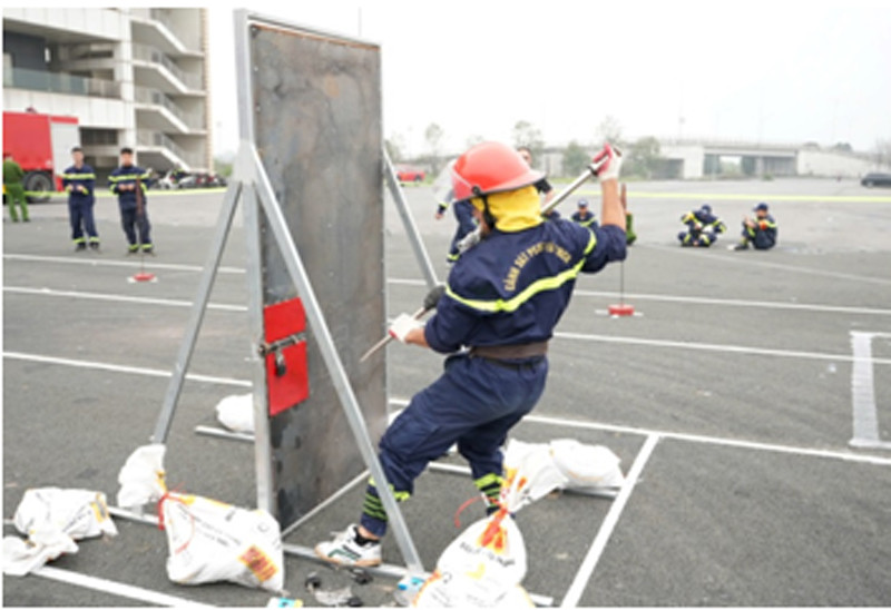 Các đội thi làm quen với tuyến thi môn 4 x 100m chạy tiếp sức cứu người và chữa cháy