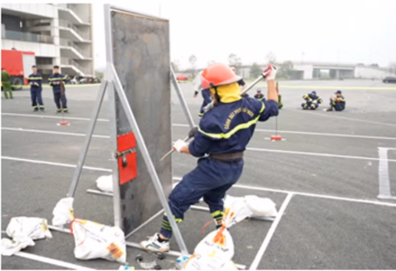 Các đội thi làm quen với tuyến thi môn 4 x 100m chạy tiếp sức cứu người và chữa cháy