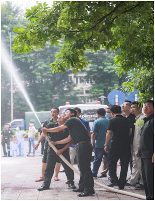 Hướng dẫn nhân viên bệnh viện sử dụng lăng chữa cháy dập tắt đám cháy giả định