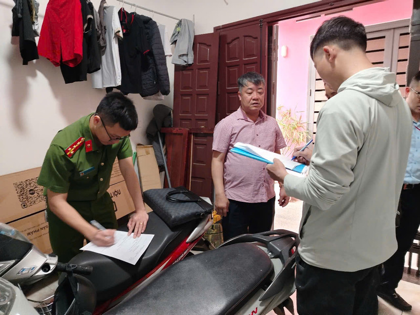 Lực lượng chức năng kiểm tra cơ sở cho thuê trọ tại ngõ 42 - An Dương Vương