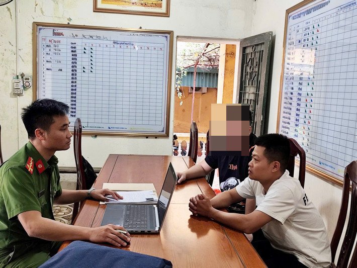 Phòng Cảnh sát THAHS và HTTP Công an tỉnh Bắc Giang vận động thành công đối tượng Đặng Trần Khánh (áo trắng) trốn truy nã ở Campuchia về đầu thú Phòng Cảnh sát THAHS và HTTP Công an tỉnh Bắc Giang vận động thành công đối tượng Đặng Trần Khánh (áo trắng) trốn truy nã ở Campuchia về đầu thú