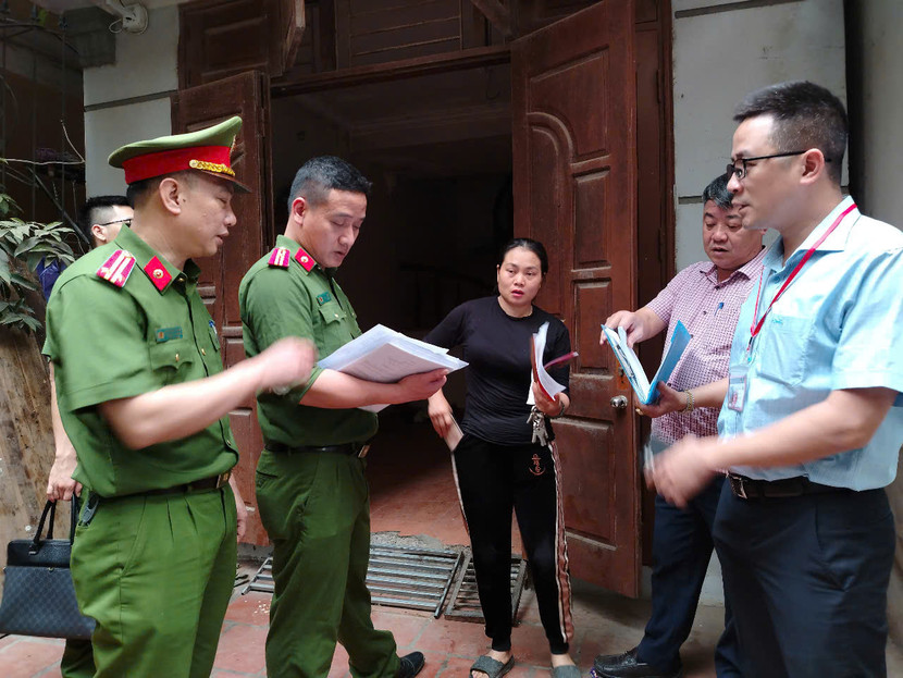 Quá trình kiểm tra cơ sở kinh doanh nhà trọ trên địa bàn phường Phú Thượng, lực lượng chức năng phát tờ rơi tuyên truyền về các biện pháp phòng ngừa hỏa hoạn cho người dân