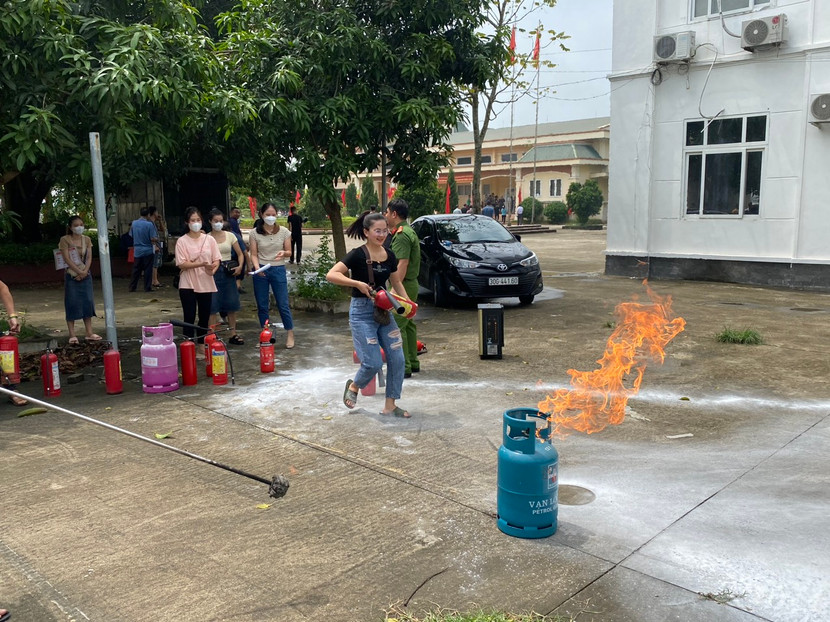 Các học viên thực hành sử dụng bình chữa cháy hiệu quả, an toàn