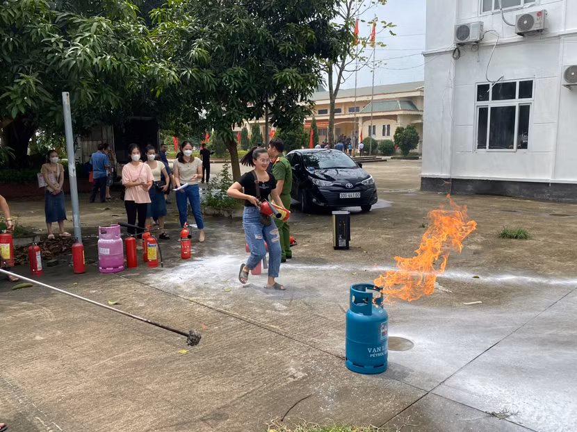 Các học viên thực hành sử dụng bình chữa cháy hiệu quả, an toàn