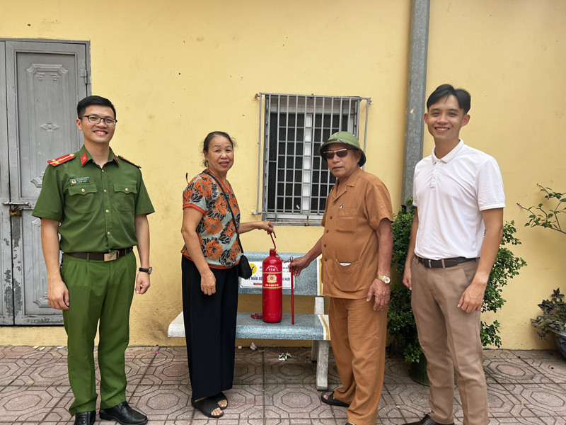 Những chiếc kẻng báo cháy đến tay người dân tại các tổ dân phố trên địa bàn Những chiếc kẻng báo cháy đến tay người dân tại các tổ dân phố trên địa bàn