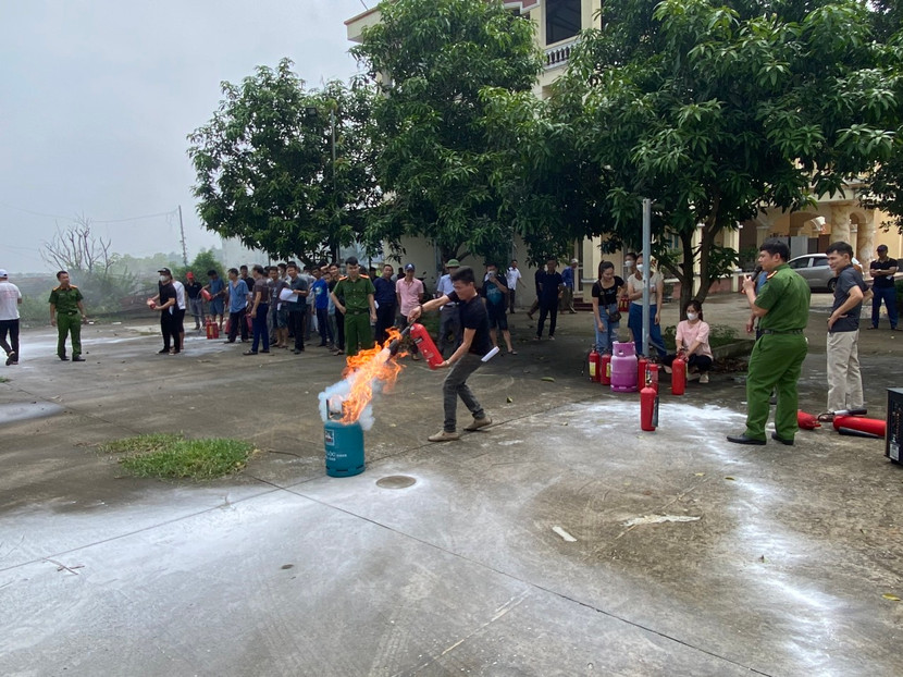 Các học viên thực hành xử lý cháy khí gas