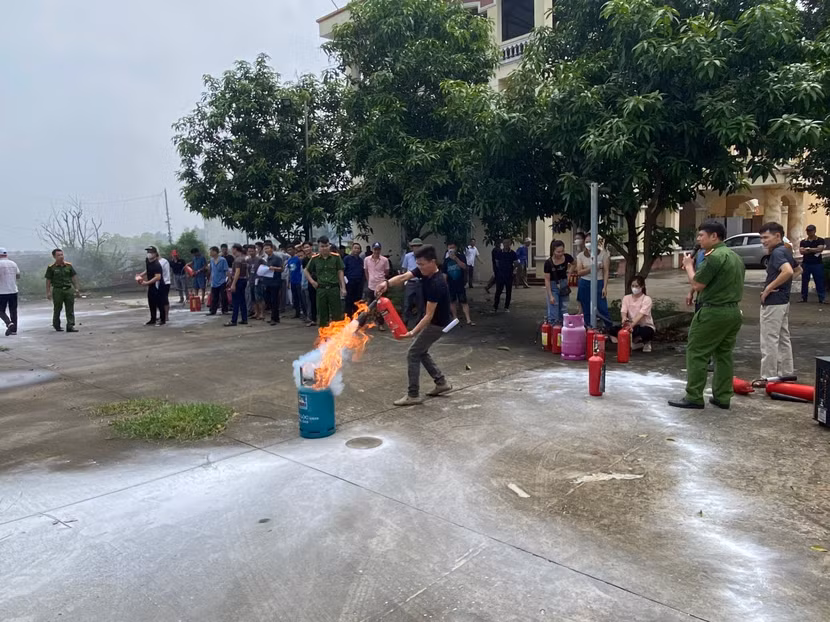 Các học viên thực hành xử lý cháy khí gas