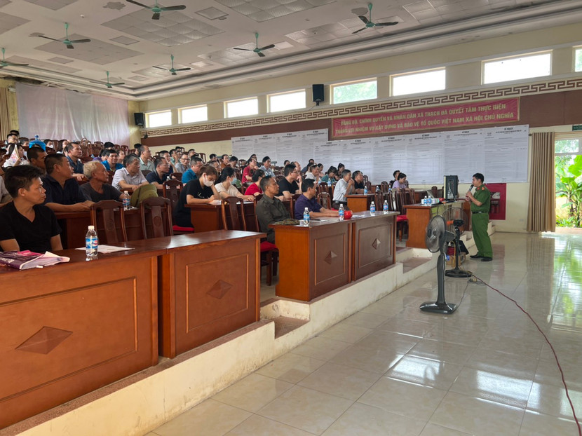 Cảnh sát PCCC và CNCH - CAH Mê Linh tuyên truyền an toàn PCCC và CNCH cho hộ gia đình kết hợp kinh doanh và làm nơi ở