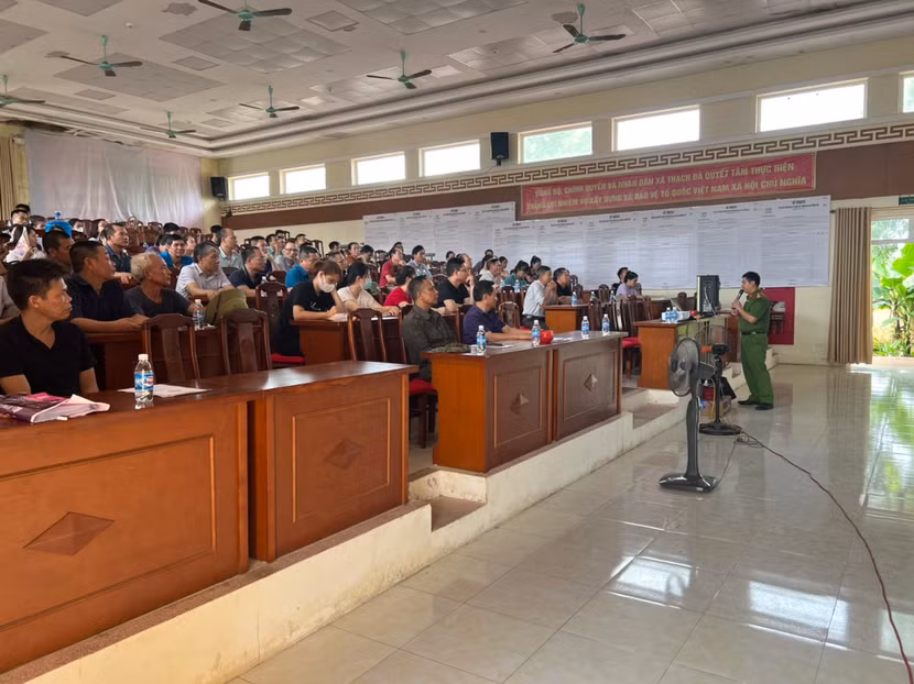 Cảnh sát PCCC và CNCH - CAH Mê Linh tuyên truyền an toàn PCCC và CNCH cho hộ gia đình kết hợp kinh doanh và làm nơi ở