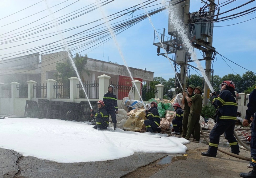 Các lực lượng huy động triển khai phương án chữa cháy, cứu nạn