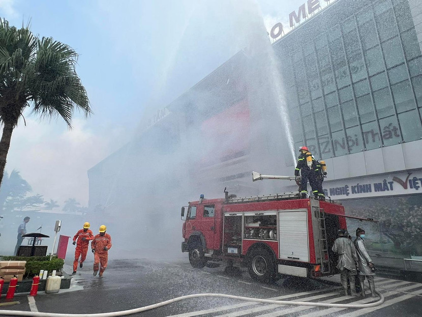 Xử lý tình huống cháy giả định tại Trung tâm thương mại Savico Megamall Long Biên ảnh 2