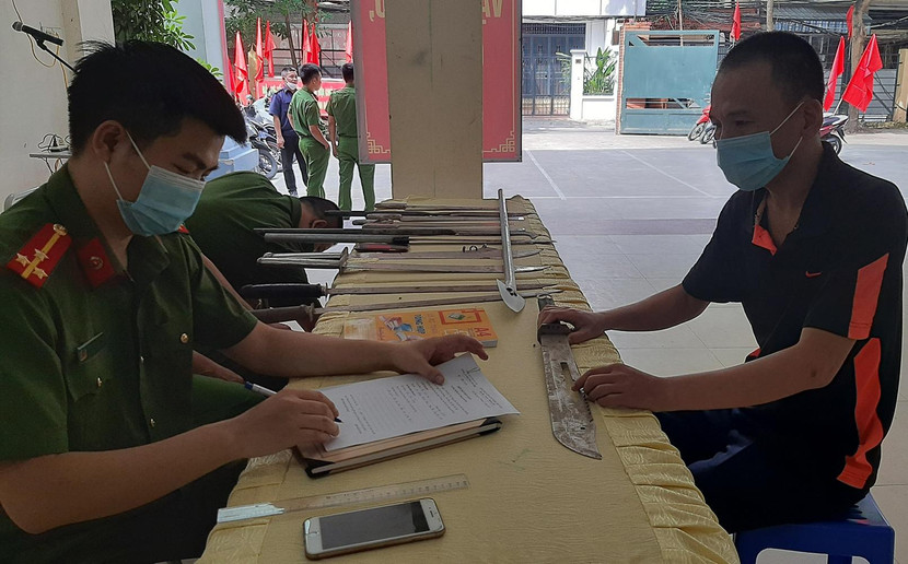 Qua công tác vận động, tuyên truyền người dân đã tự nguyện giao nộp nhiều dao, kiếm, công cụ hỗ trợ cho CAP Yên Phụ Qua công tác vận động, tuyên truyền người dân đã tự nguyện giao nộp nhiều dao, kiếm, công cụ hỗ trợ cho CAP Yên Phụ