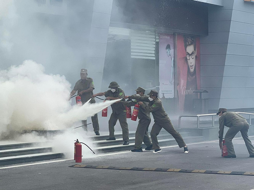 Lực lượng chữa cháy cơ sở tham gia xử lý tình huống cháy giả định tại Trung tâm thương mại Savico Megamall Long Biên