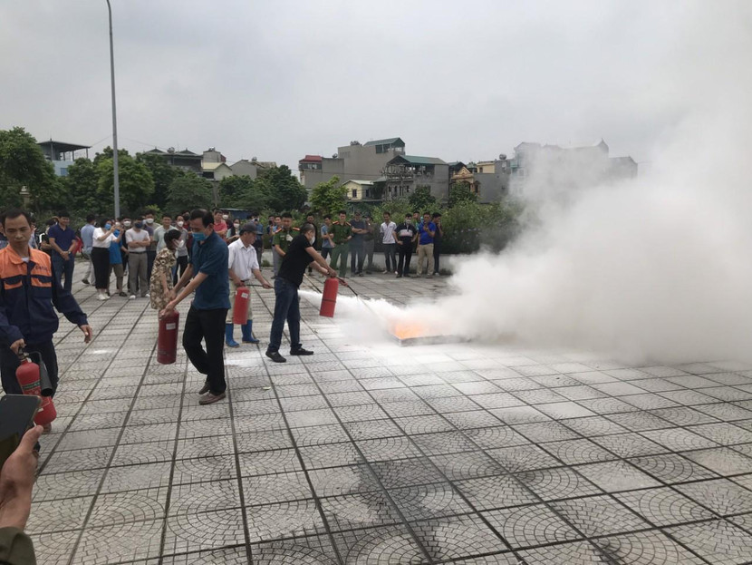 Lực lượng Cảnh sát PCCC và CNCH- CAH Gia Lâm tuyên truyền, hướng dẫn người dân thực hành dập đám cháy an toàn Lực lượng Cảnh sát PCCC và CNCH- CAH Gia Lâm tuyên truyền, hướng dẫn người dân thực hành dập đám cháy an toàn