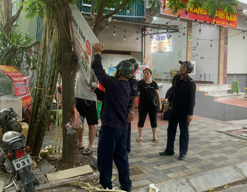 Lực lượng trật tự đô thị tuyên truyền, xử lý vi phạm lòng đường, vỉa hè